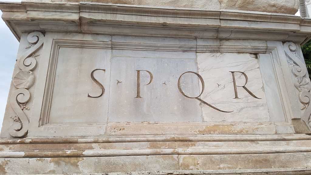 Римские знаки. SPQR памятник в Риме. Римские надписи SPQR. SPQR Милан. SPQR статуя.